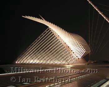 Photograph of Museum at Night from www.MilwaukeePhotos.com (C) Ian Pritchard